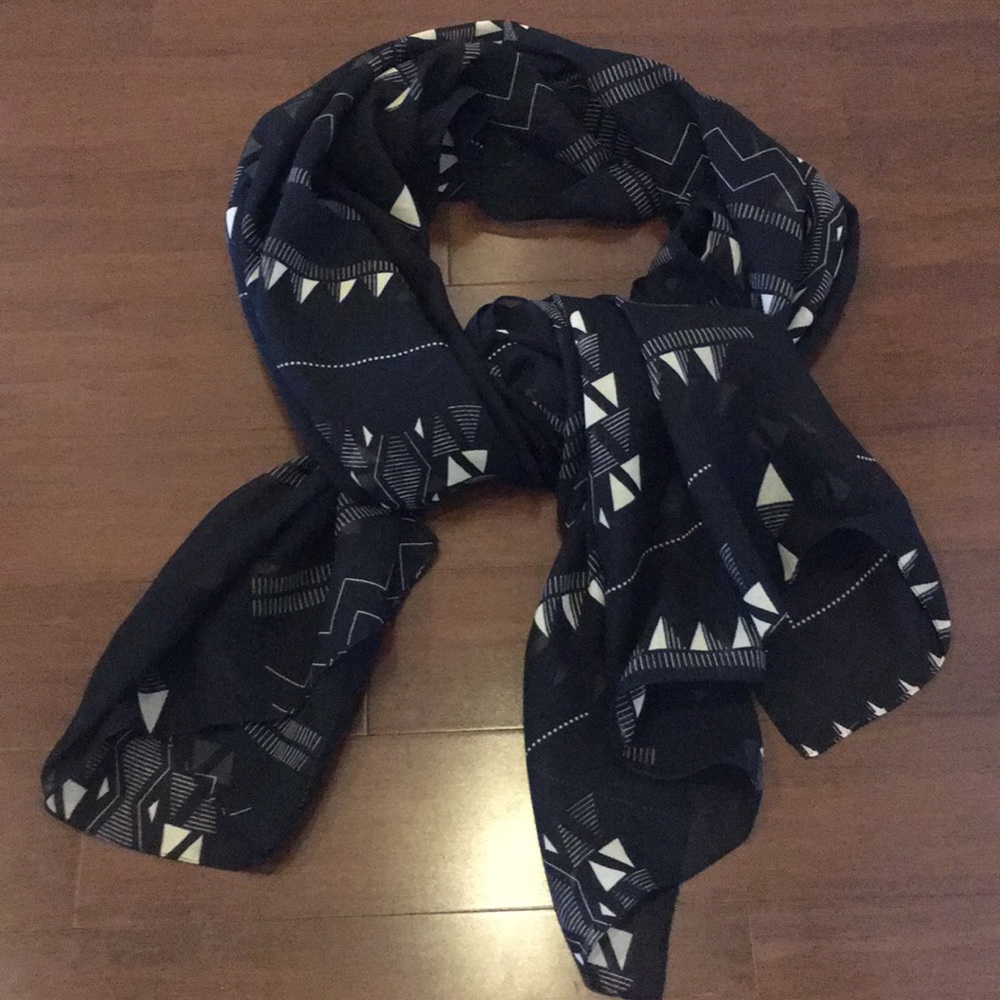 MORE BY LATA Black & white geometric Scarf